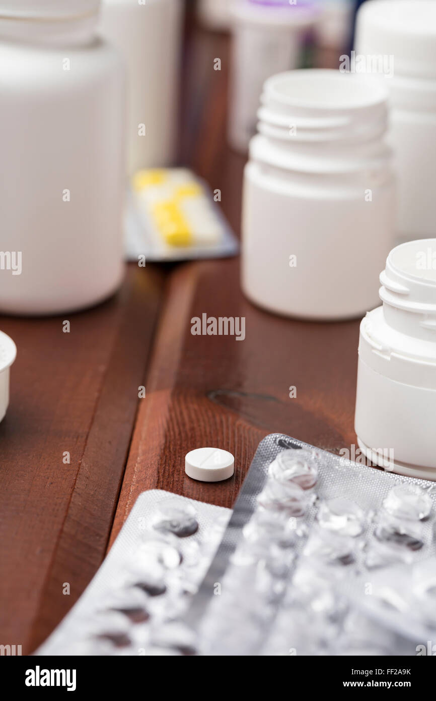 Weiße Pille Plastikflasche und leere Blisterpackung Stockfoto