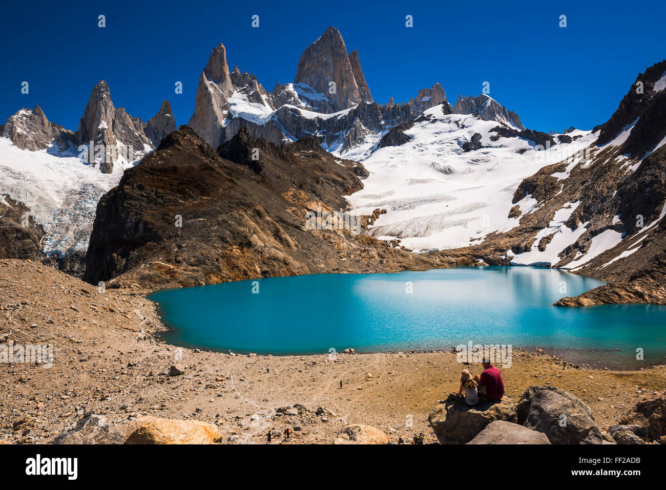 Wanderer am RMago de RMos Tres (RMaguna de RMos Tres) mit Mount Fitz Roy (Cerro ChaRMten), UNESCO, ERM ChaRMten, Patagonien, Argentinien Stockfoto