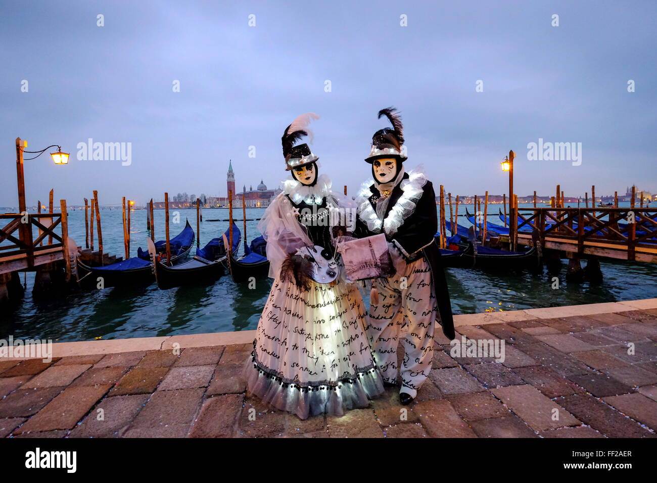 Masken und Kostüme auf dem Markusplatz in Venedig Karneval, Venedig, Veneto, Italien, Europa Stockfoto