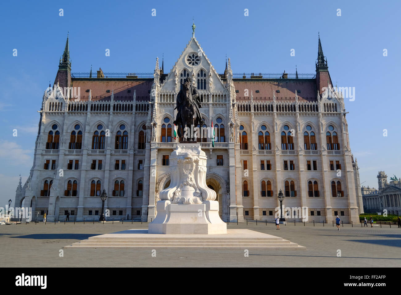 Das Parlamentsgebäude und die Statue von Gyula Andressy, Budapest, Ungarn, Europa Stockfoto