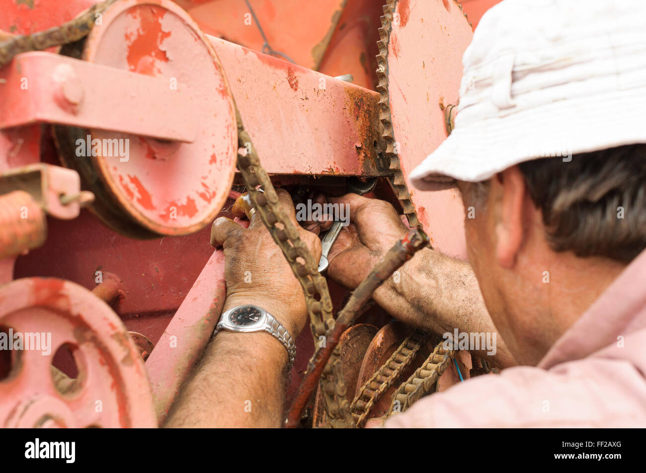 Farmer, die Reparatur von landwirtschaftlichen Maschinen Stockfoto