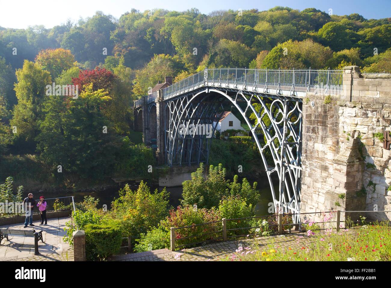 Ersten Eisenbrücke Welten erstreckt sich am Ufer des Flusses Severn in Herbstsonne, UNESCO, Ironbridge, Shropshire, England, UK Stockfoto