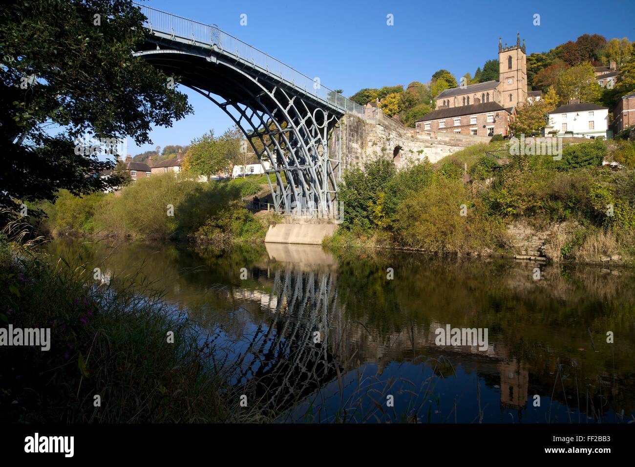 Ersten Eisenbrücke Welten erstreckt sich am Ufer des Flusses Severn in Herbstsonne, UNESCO, Ironbridge, Shropshire, England, UK Stockfoto