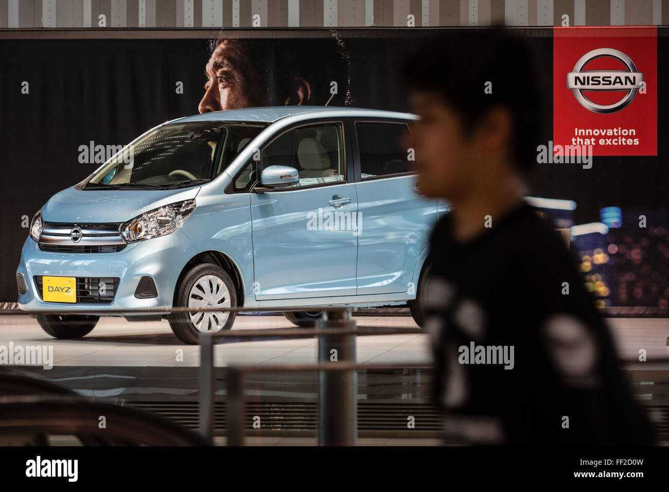 Yokohama, Japan. 10. Februar 2016. Ein Nissan Dayz-Fahrzeug wird auf dem Display an der Nissan Motor Company Ltd.-Showroom in Yokohama, südlich von Tokyo gesehen. Nissan einen 34 Prozent Anstieg des Unternehmens Konzernergebnis nach Steuern auf 452,8 Milliarden Yen gebucht und insgesamt 3.891.000 Fahrzeuge während der April-Dezember 2015 Zeit weltweit verkauft. Bildnachweis: AFLO/Alamy Live-Nachrichten Stockfoto