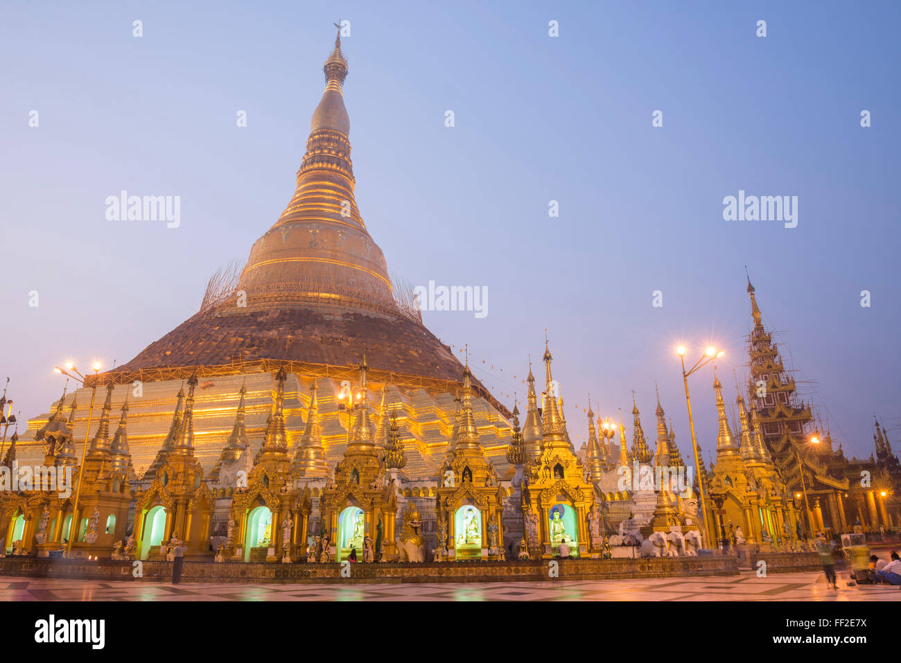 Sonnenaufgang am Shwedagon-Pagode (Shwedagon Zedi Daw) (GoRMden-Pagode), Yangon (Rangoon), Myanmar (Burma), Asien Stockfoto