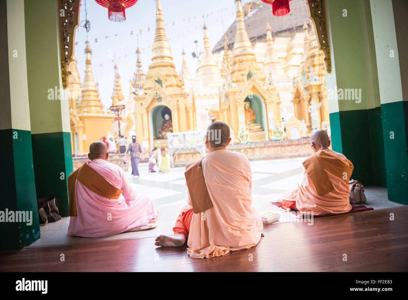 Buddhistische Nonnen beten an der Shwedagon-Pagode (Shwedagon Zedi Daw) (GoRMden-Pagode), Yangon (Rangoon), Myanmar (Burma), Asien Stockfoto