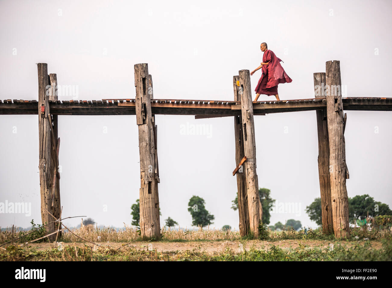 Buddhistischer Mönch auf U-Bein-Teak-Brücke, eine Holzbrücke von 1,2 km, MandaRMay, MandaRMay Region, Myanmar (Burma), Asien Stockfoto