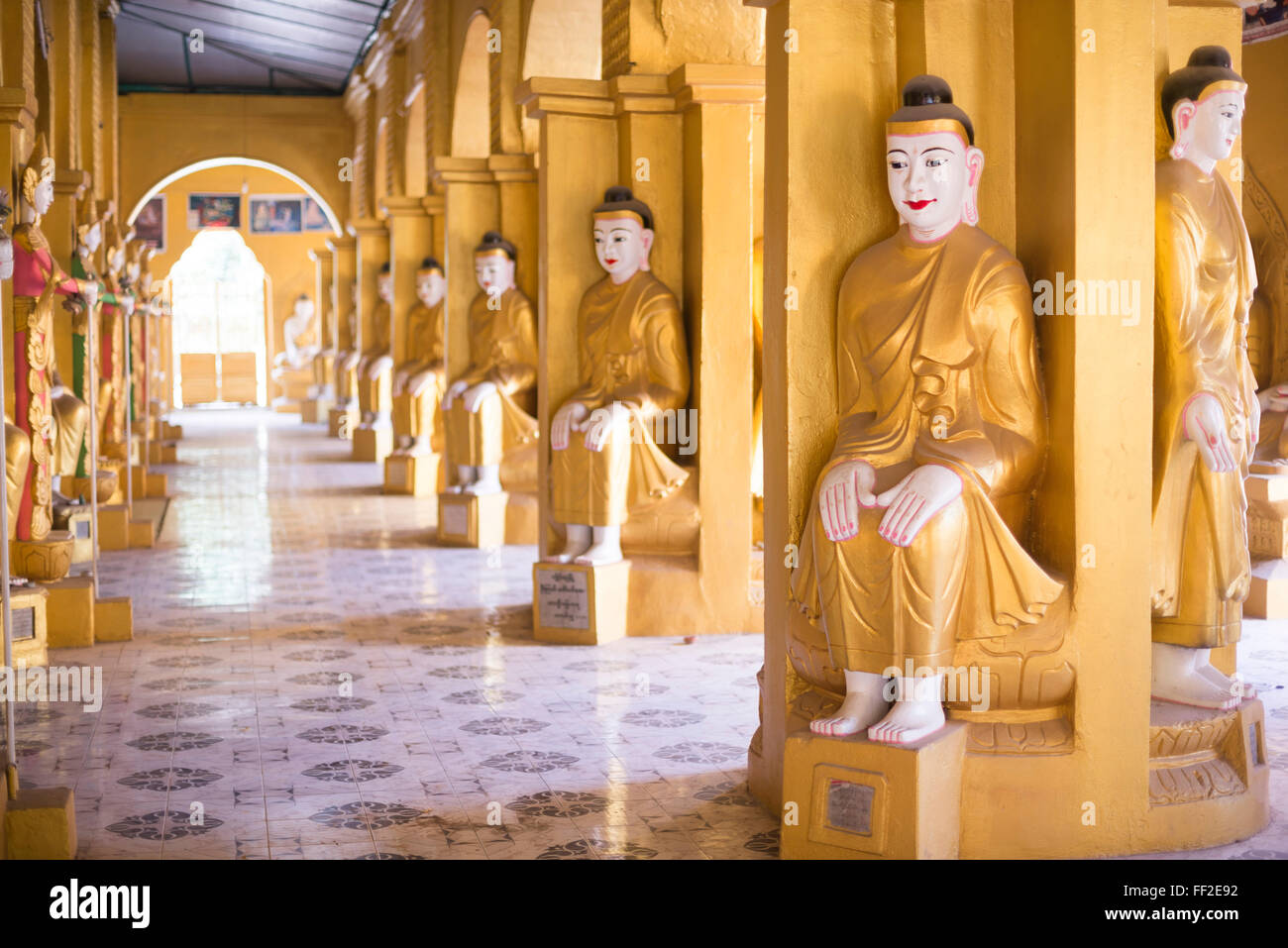 GoRMden buddhistische TempRMe in Amarapura, MandaRMay, MandaRMay Region, Myanmar (Burma), Asien Stockfoto