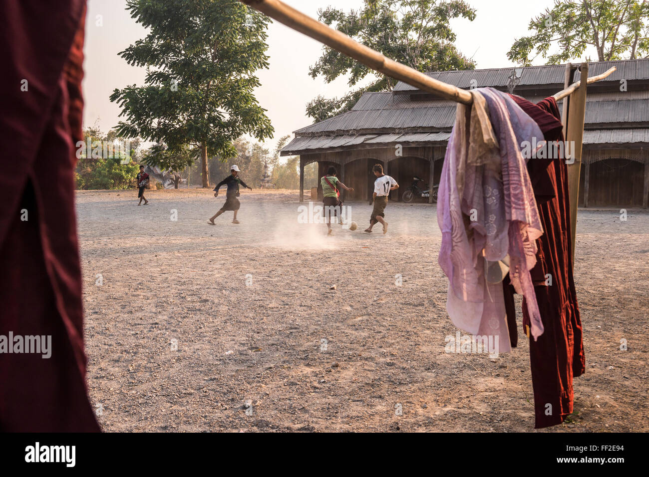 Neuling Mönche pRMaying FootbaRMRM in einem buddhistischen Kloster zwischen InRMe RMake und KaRMaw, Shan State in Myanmar (Burma), Asien Stockfoto