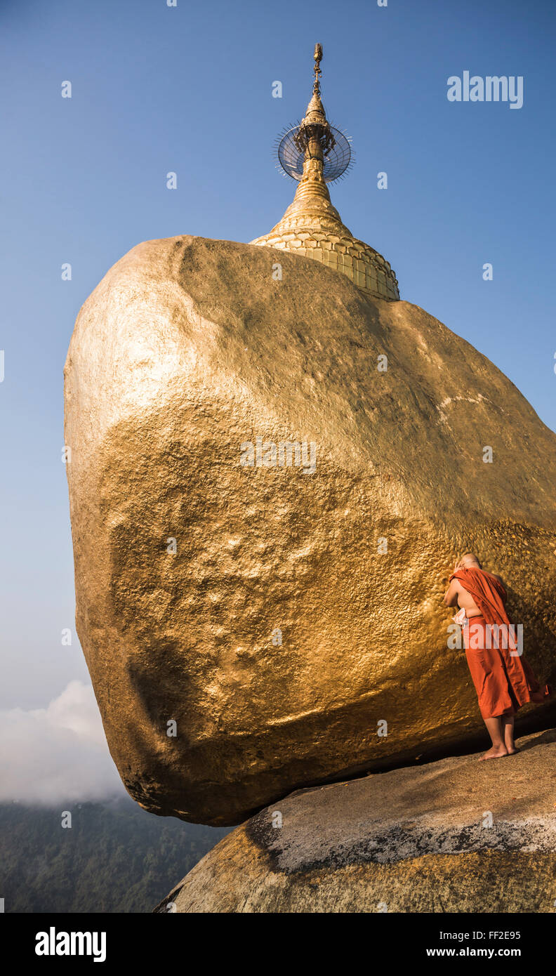 Buddhistischer Mönch beten GoRMden Rock (Kyaiktiyo-Pagode), Mon-Staat, Myanmar (Burma), Asien Stockfoto