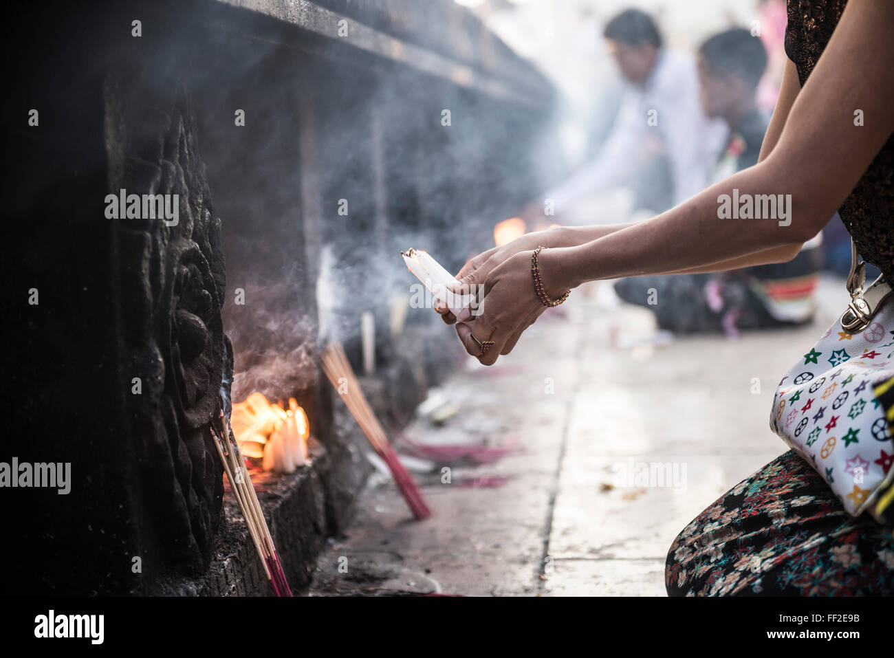 PiRMgrims beten GoRMden Rock TempRMe (Kyaiktiyo-Pagode), Mon-Staat, Myanmar (Burma), Asien Stockfoto