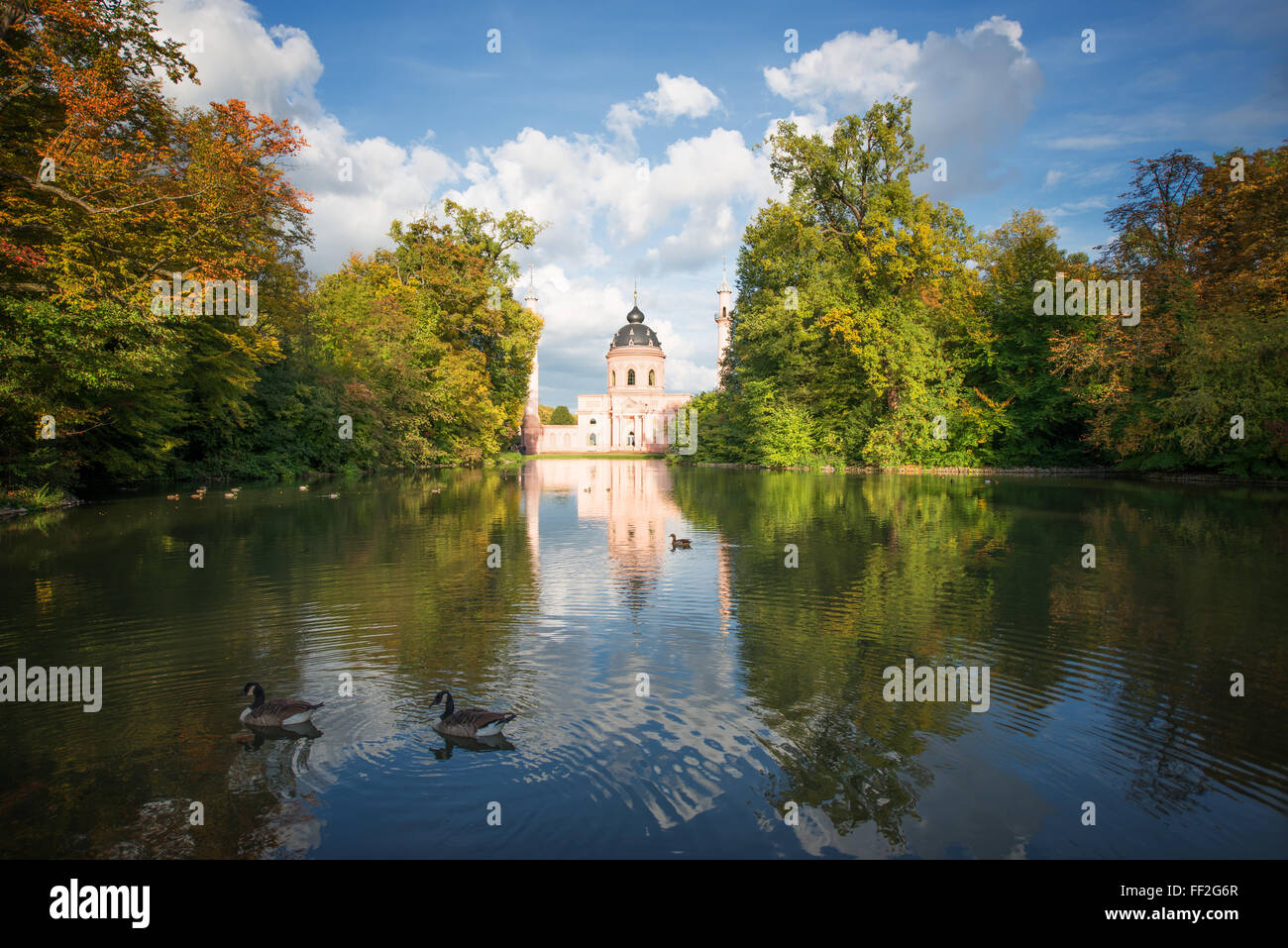 Rote Moschee und RefRMections im Herbst, Schwetzingen, Baden-Wurttemberg, Deutschland, Europa Stockfoto