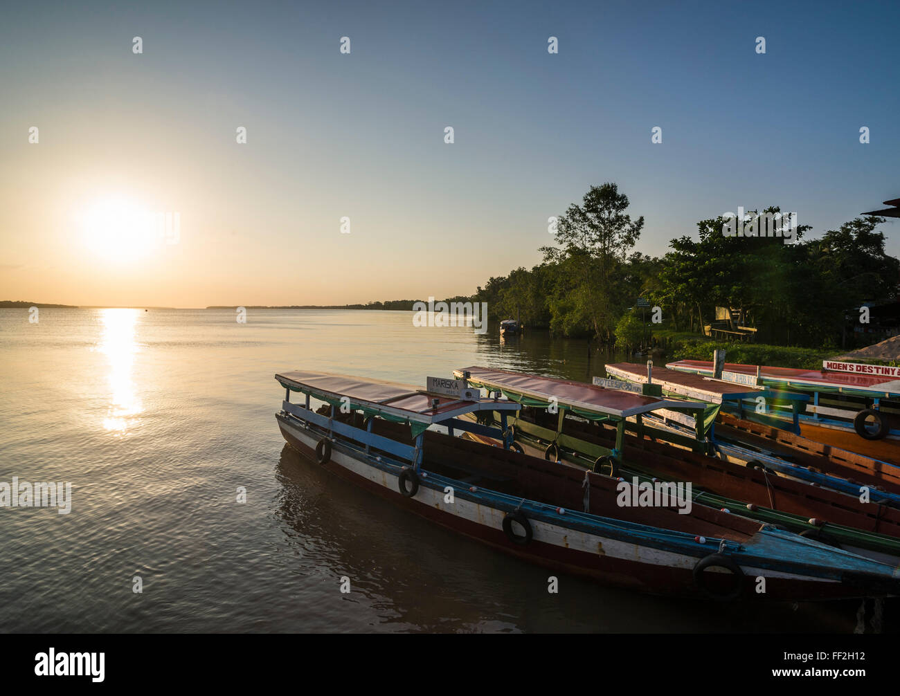 Angelboote/Fischerboote bei Sonnenuntergang am Fluss Suriname in der Nähe von Paramaribo, Suriname, Südamerika Stockfoto