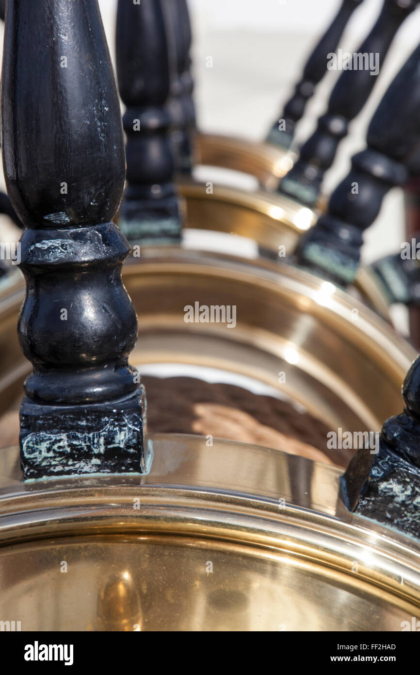 Nahaufnahme der Messing vernickelt obere Lenkanlage und Räder der HMS Warrior. Stockfoto