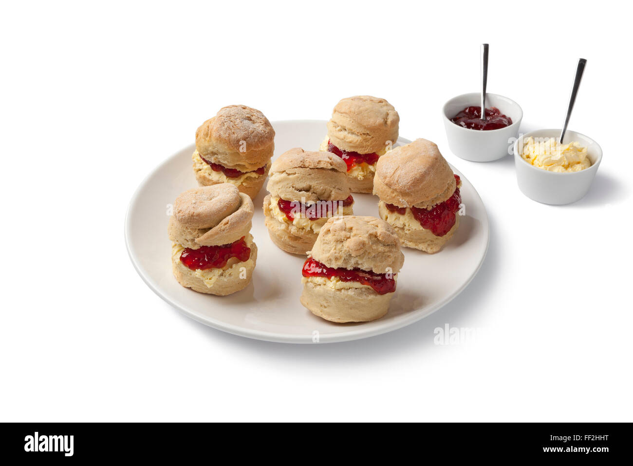 Frisch gebackene Scones mit Clotted Cream und Marmelade auf weißem Hintergrund Stockfoto