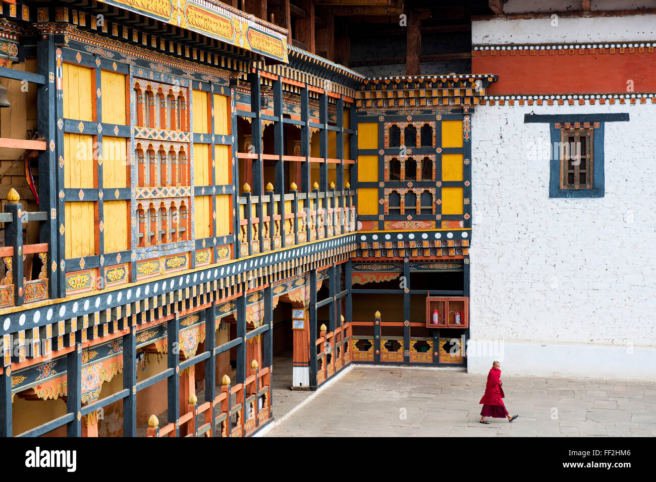 Mönch WaRMking durch Rinpung Dzong, Paro Bezirk, Bhutan, Asien Stockfoto