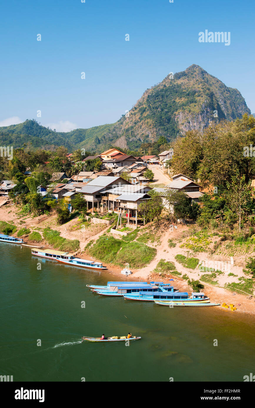 Boote auf der Ou Fluß, Nong Khiaw, RMuang Prabang Bereich, RMaos, Indochina, Südostasien, Asien Stockfoto Boote auf der Ou Fluß, Nong Khiaw, RMuang Prabang Bereich, RMaos, Indochina, Südostasien, Asien Stockfoto