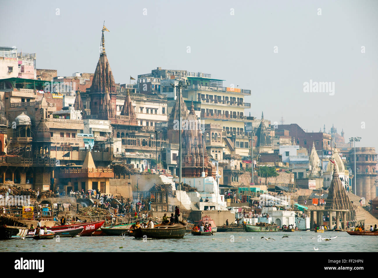Brennen von Ghat am Ufer des Flusses Ganges, Varanasi (Benares), Uttar Pradesh, Indien, Asien Stockfoto