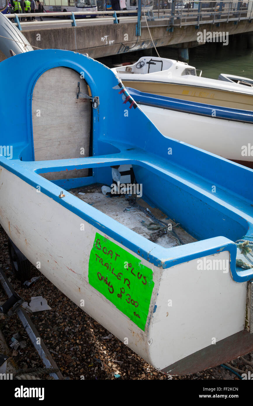 Nahaufnahme von einem kleinen alten Kajütboot mit "for Sale" unterzeichnen in Portsmouth Harbour. Stockfoto