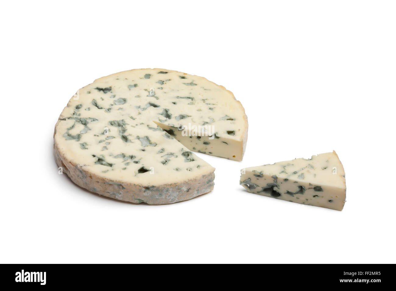 Fourme d'Ambert Käsescheibe auf weißem Hintergrund Stockfoto