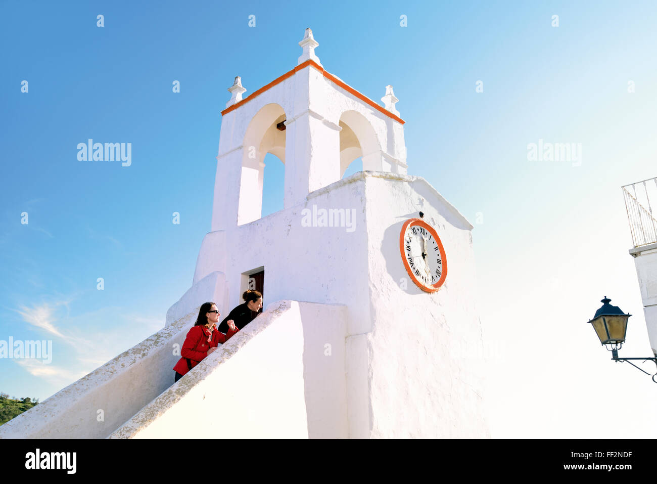 Portugal, Alentejo: Zwei Frauen, die Aussicht von den Stufen des mittelalterlichen Turm Torre Relógio im historischen Dorf Mértola Stockfoto