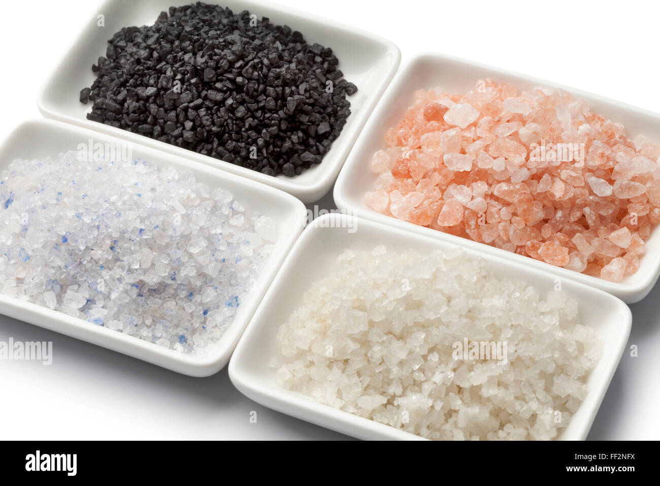 Vier Arten von Salz in weißem Geschirr hautnah Stockfoto