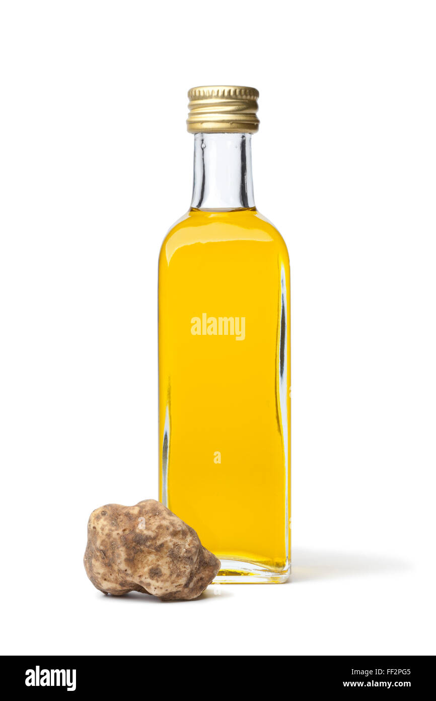 Flasche Olivenöl mit frischem weißem Trüffel auf weißem Hintergrund Stockfoto