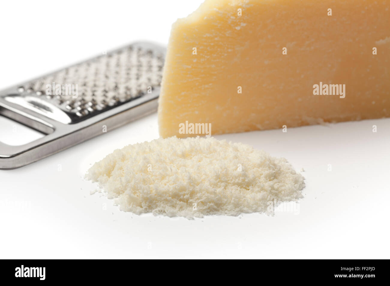 Teil und geriebenem Parmesan auf weißem Hintergrund Stockfoto
