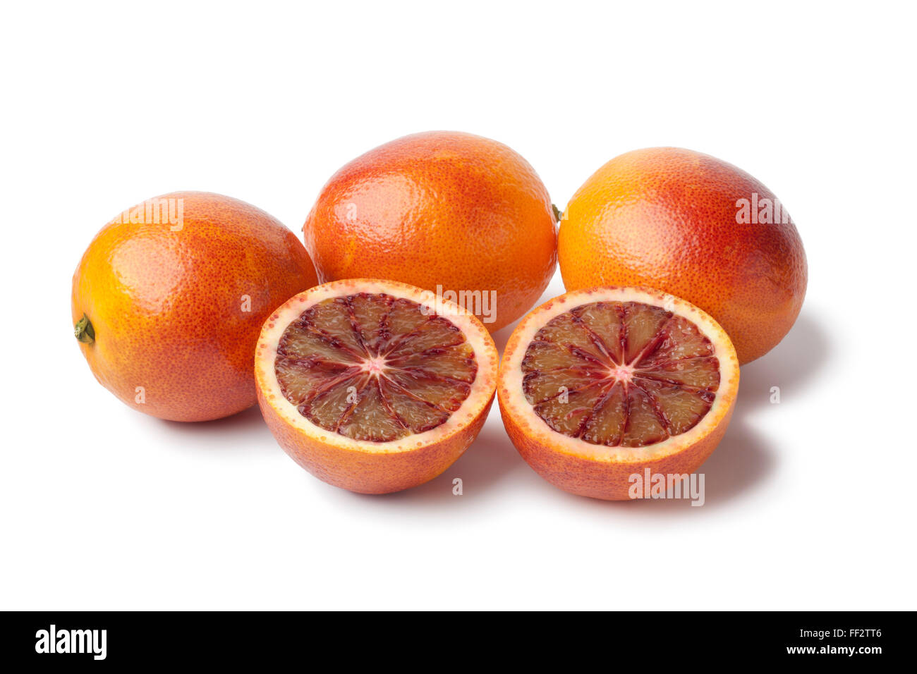 Frische ganze und halbe Blut Orangen auf weißem Hintergrund Stockfoto