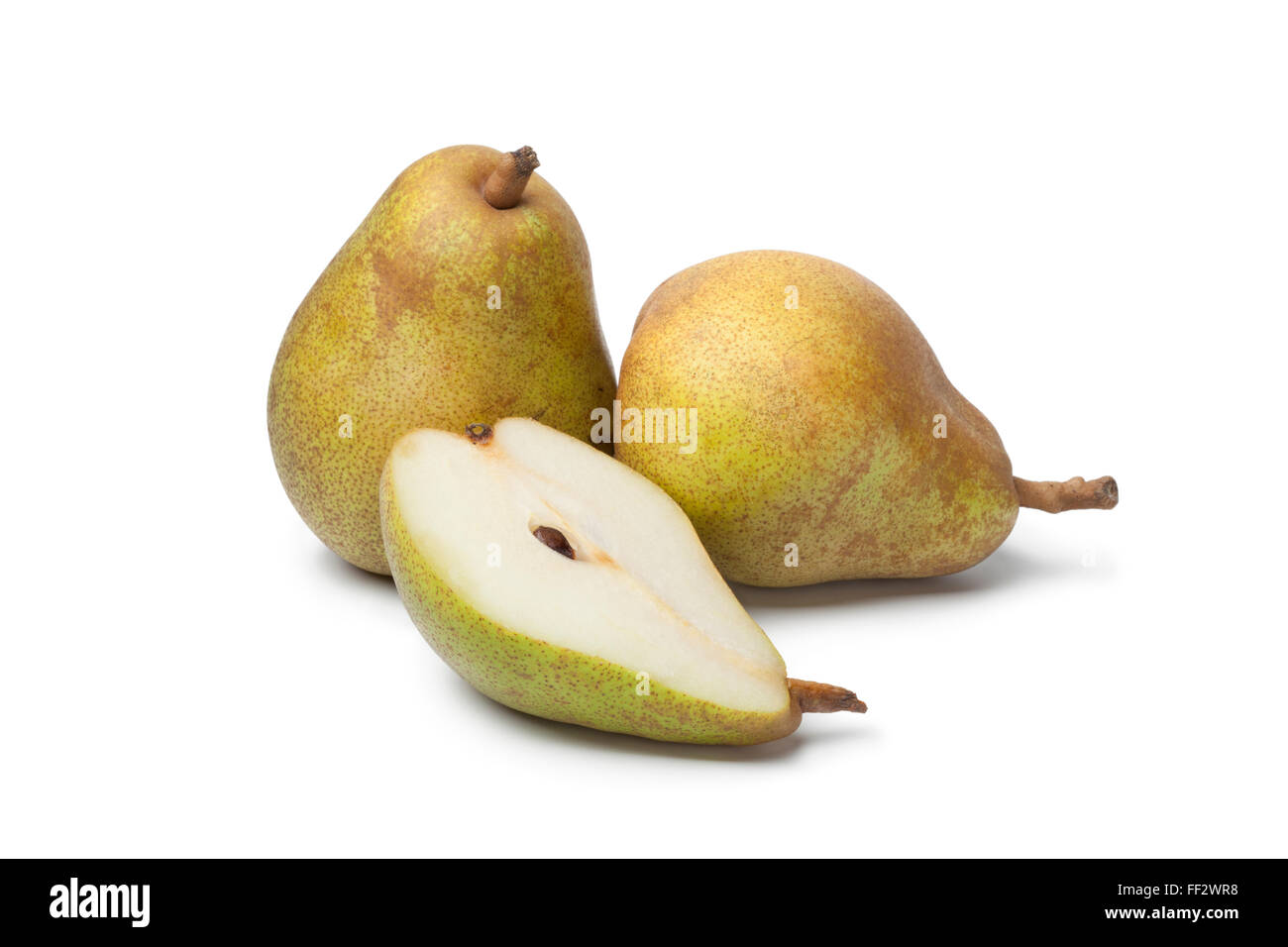 Ganze und halbe frische Birnen auf weißem Hintergrund Stockfoto