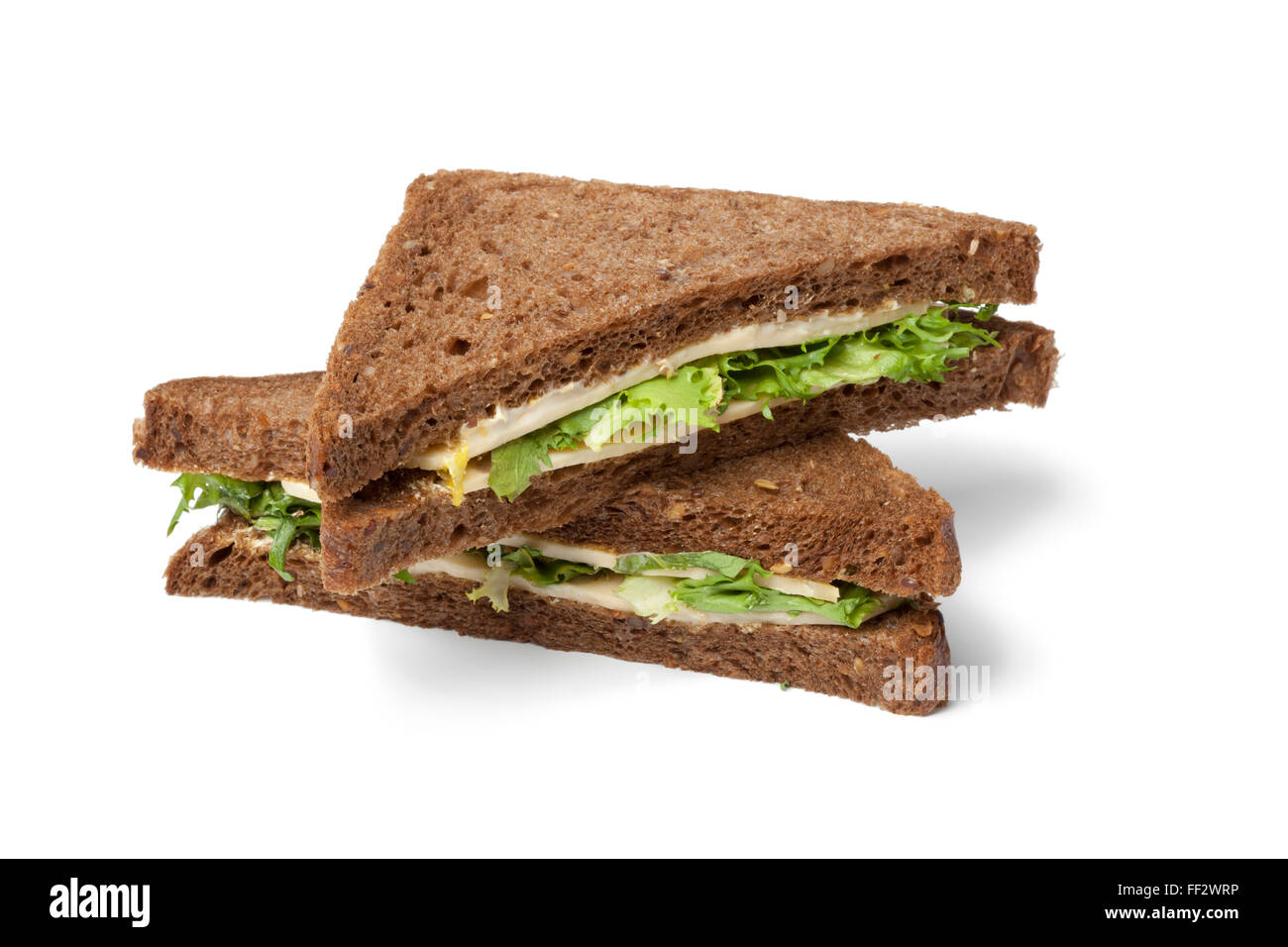Frische gesunde Käse und Salat-Sandwich auf weißem Hintergrund Stockfoto