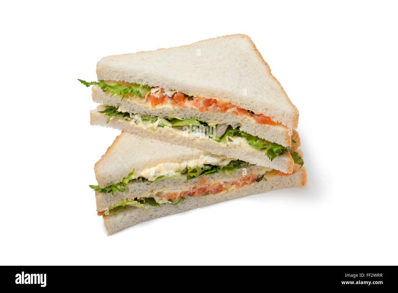 Frischer Lachs und Ei-Club-Sandwich auf weißem Hintergrund Stockfoto