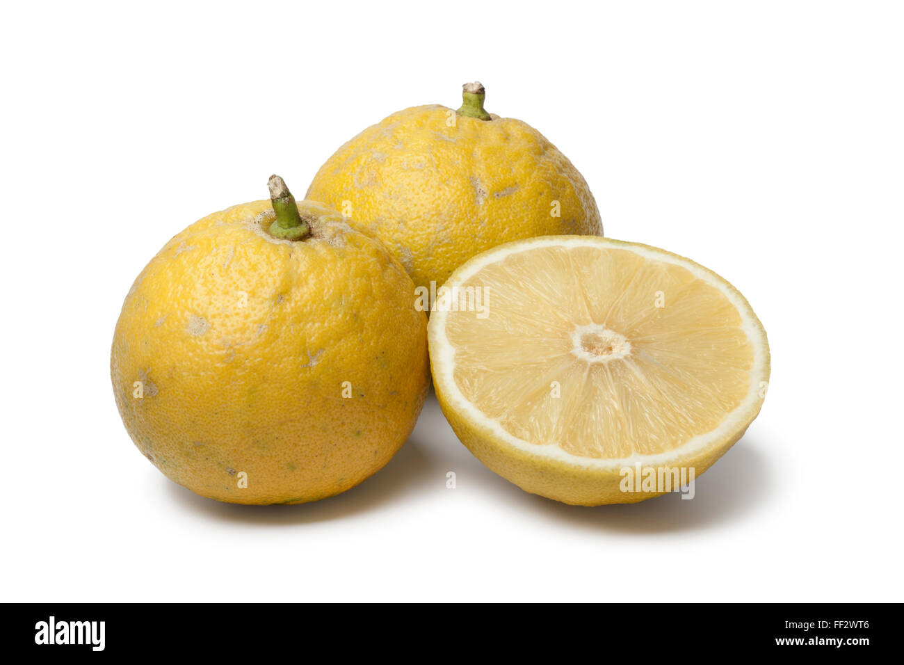Ganze und halbe frische Bergamotte-Orangen auf weißem Hintergrund Stockfoto