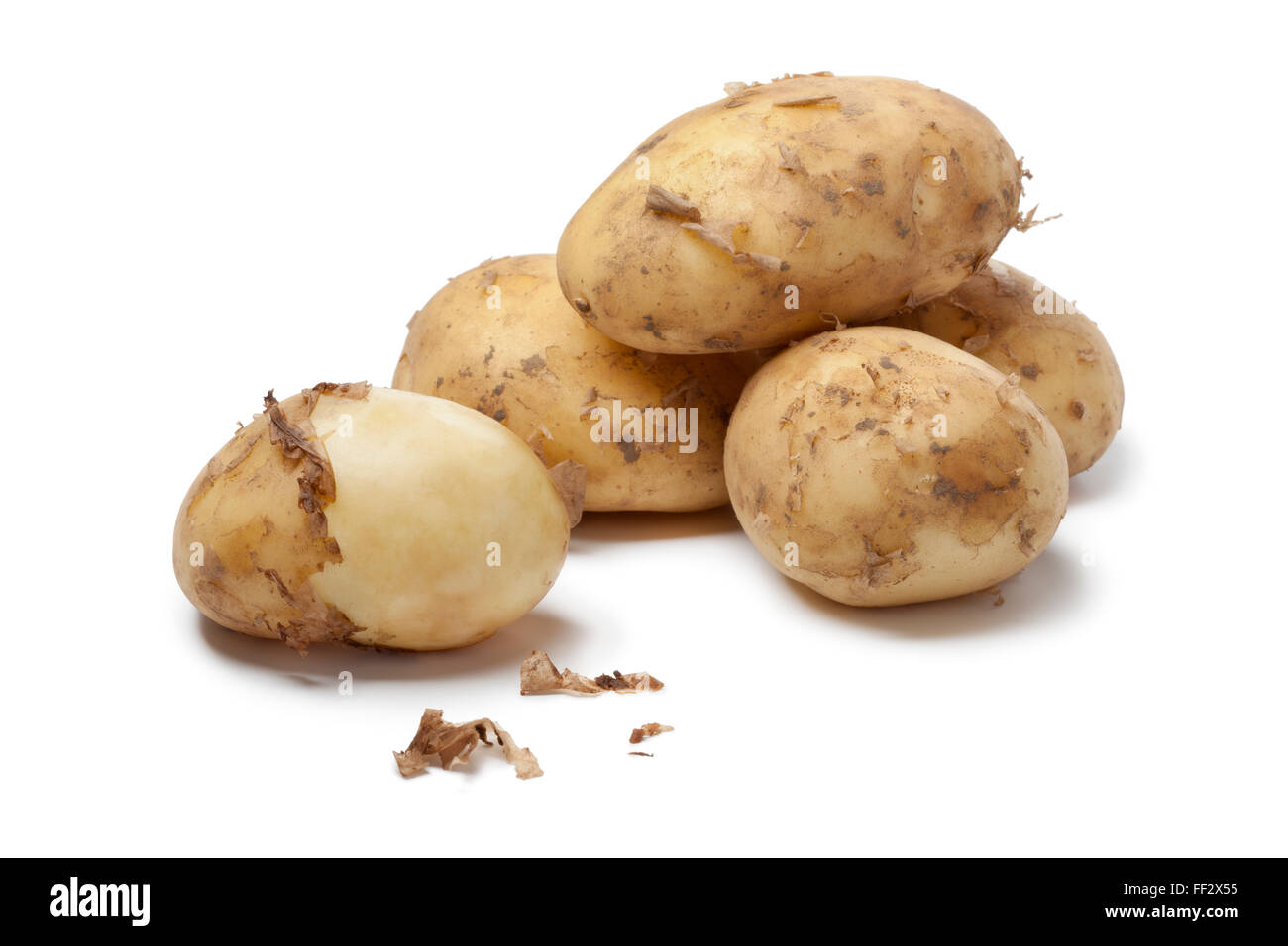 Ersten neuen Kartoffeln auf weißem Hintergrund Stockfoto