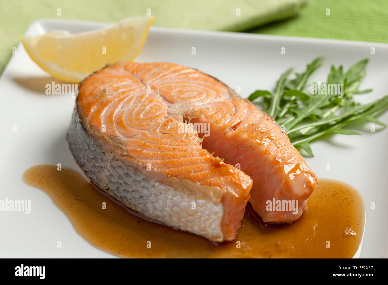 Gebackenes Lachssteak auf einem Teller mit sauce Stockfoto