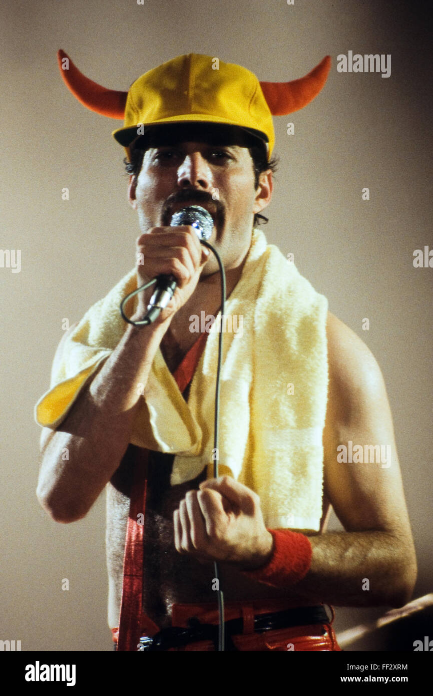 LEIDEN, Niederlande - 27. November 1980: Freddy Mercury, Sänger der britischen Band Queen während eines Konzerts in der Groenoordhallen Stockfoto