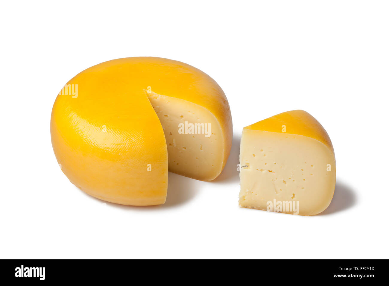 Gelbe holländischen Gouda-Käse mit einem Stück auf weißem Hintergrund Stockfoto