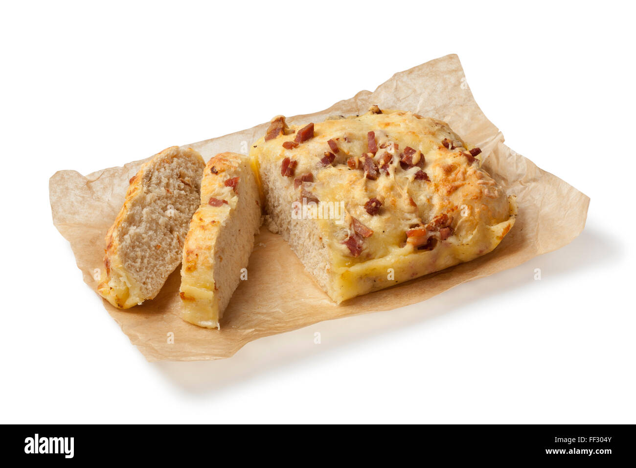 Frischer Käse und Speck Schnittbrot auf weißem Hintergrund Stockfoto