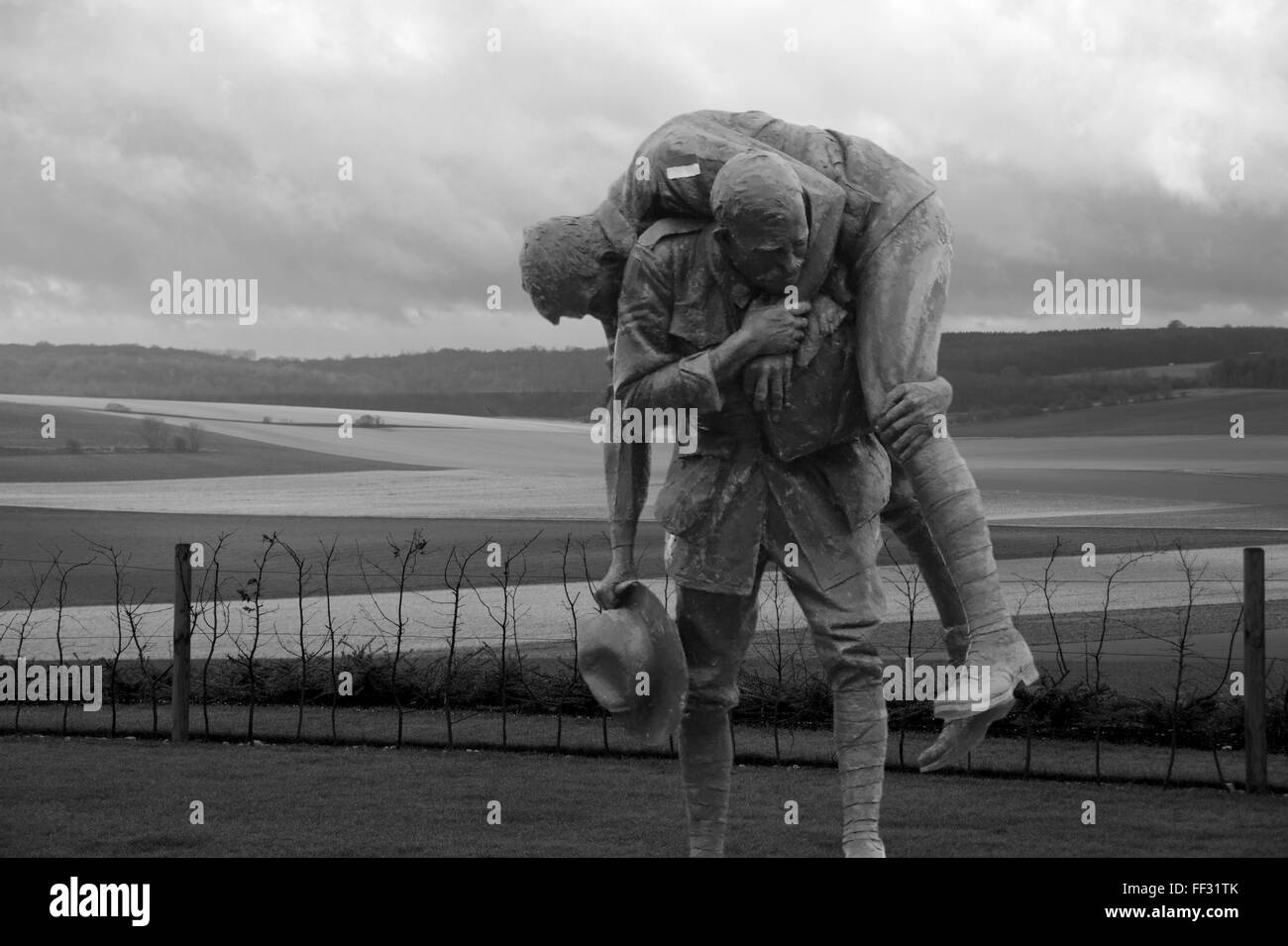 Überlagerte Schwarzweiß-Bild des 'Cobbers Denkmal seinen Gehilfen, die über die Felder mit dem Schlachtfeld im Hintergrund Stockfoto