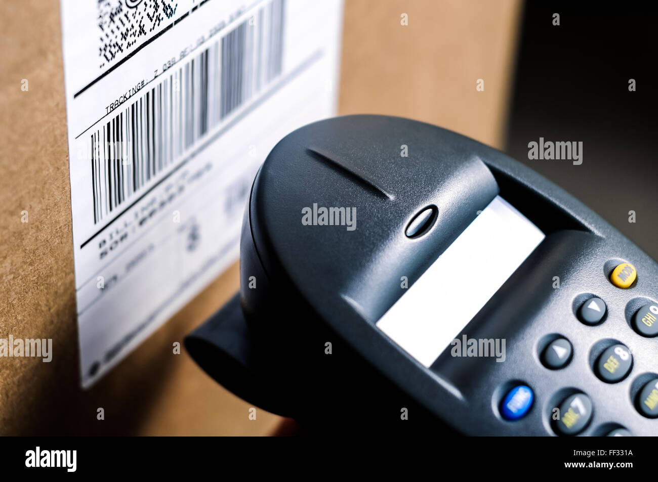 Barcode-Lesegerät Scannen ein UPC-Label auf einem Feld. Stockfoto