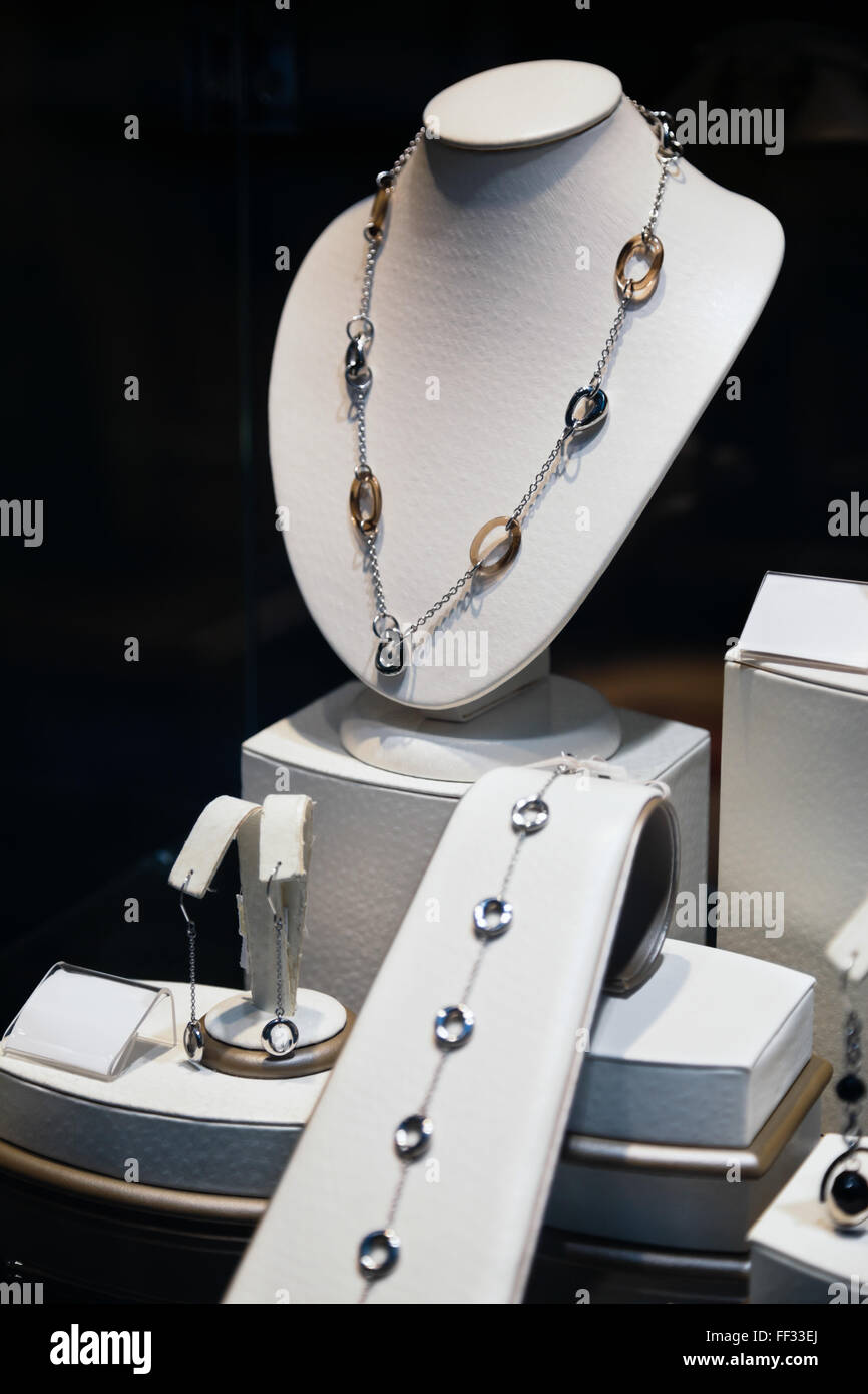 Juweliergeschäft Schaufenster von Halsketten, Armbänder und Ohrringe. Stockfoto