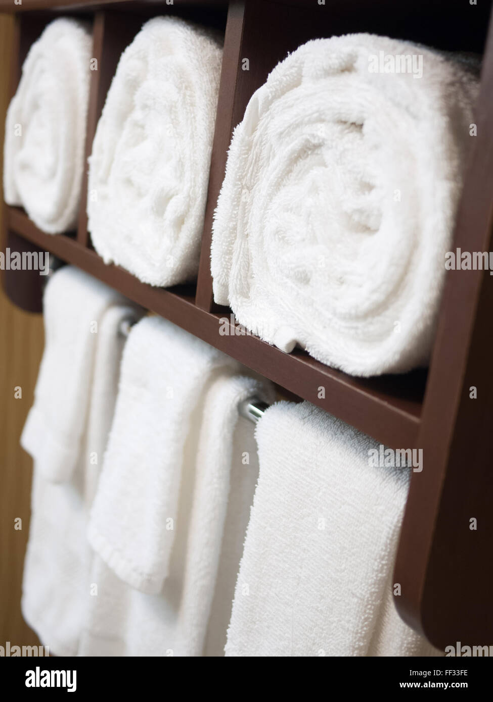 Bad Handtuchhalter mit Walz- und hängende Handtücher in einem Hotel-Badezimmer Stockfoto