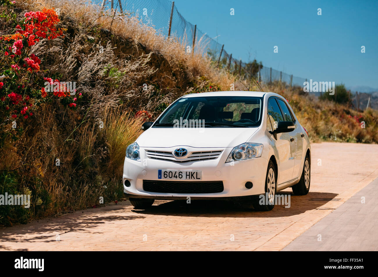 MIJAS, Spanien - 18. Juni 2015: Weiße Farbe Toyota Auris Auto auf Spanien Naturlandschaft. Toyota Auris ist eine kompakte Fließheck-d Stockfoto