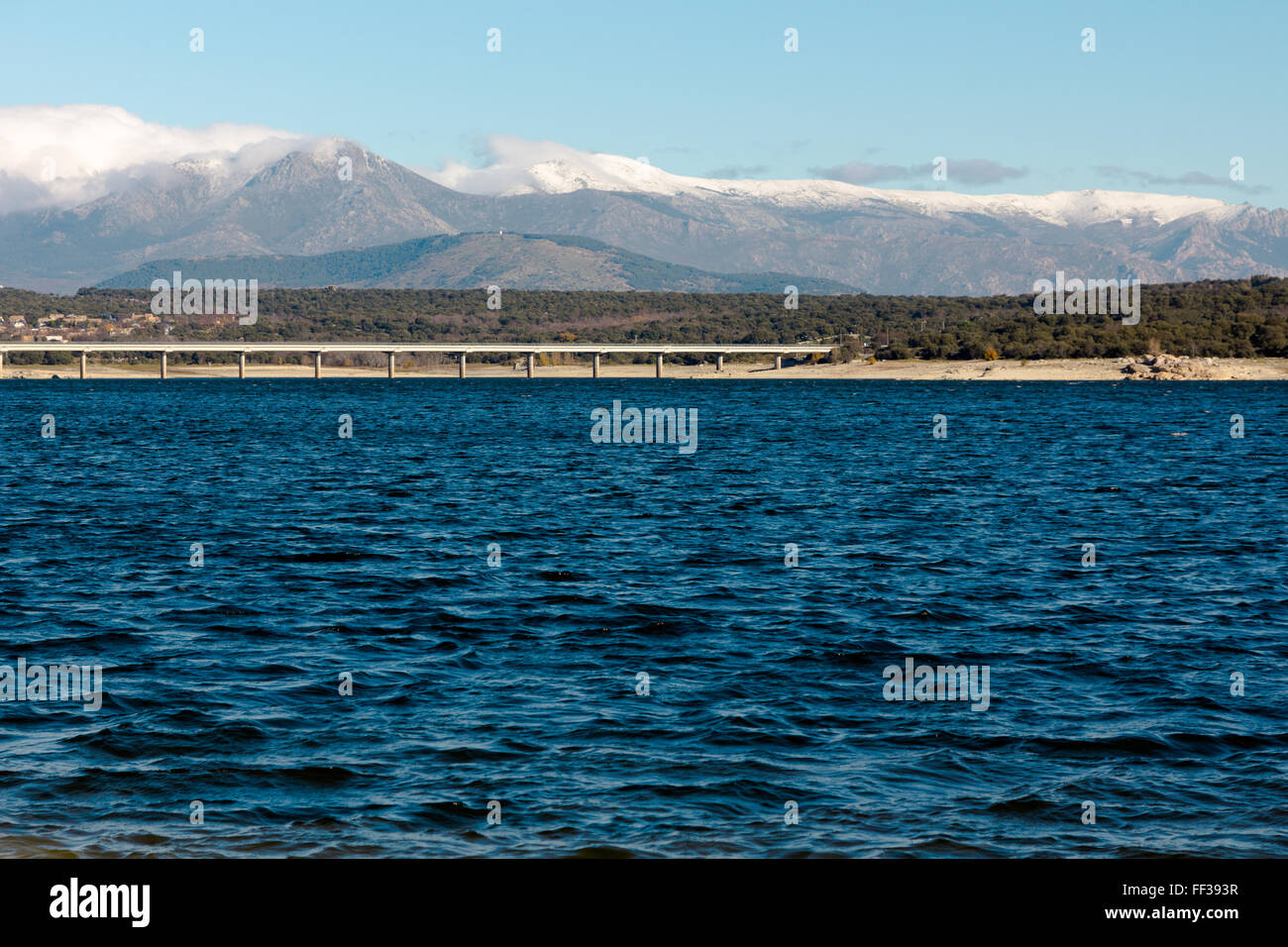 Ufer des großen Sees ValMayor, blauen Wasser in Madrid, Spanien Stockfoto