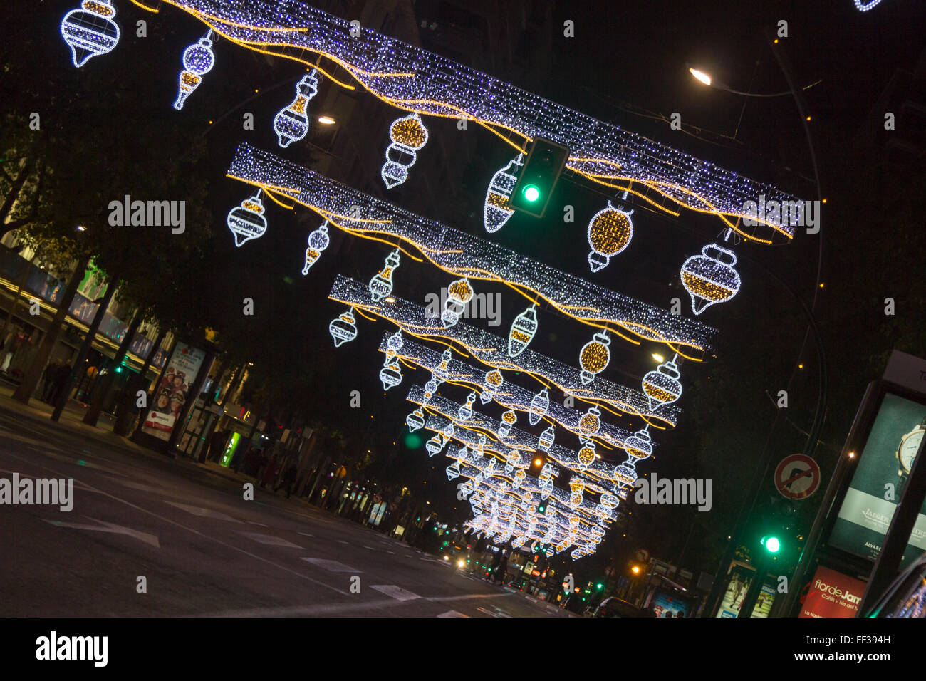 Bunte Lichter schmücken die Straßen zu Weihnachten, Madrid, Spanien Stockfoto