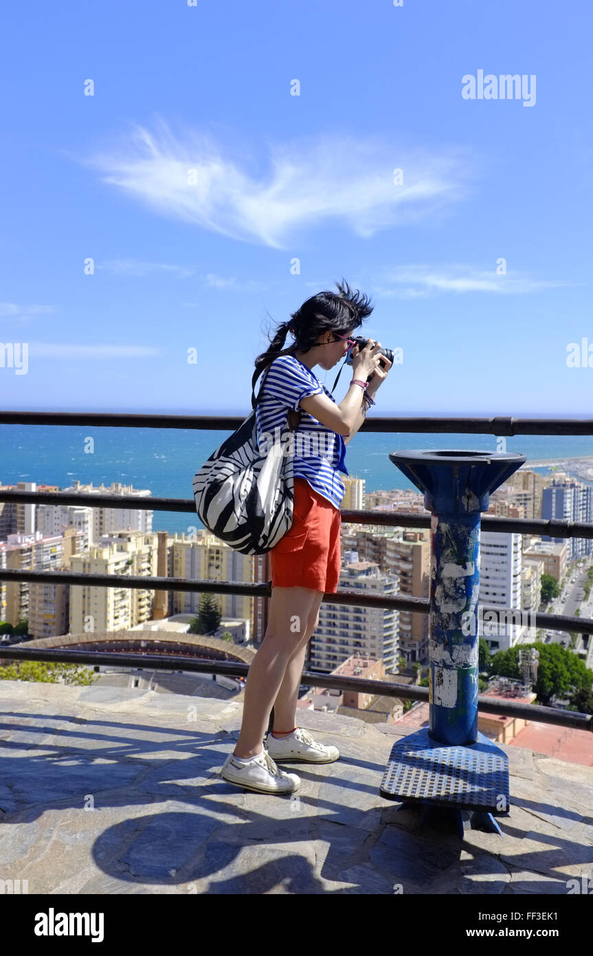 Ein japanischer Tourist auf dem Hügel über der Stadt Malaga in Spanien Stockfoto