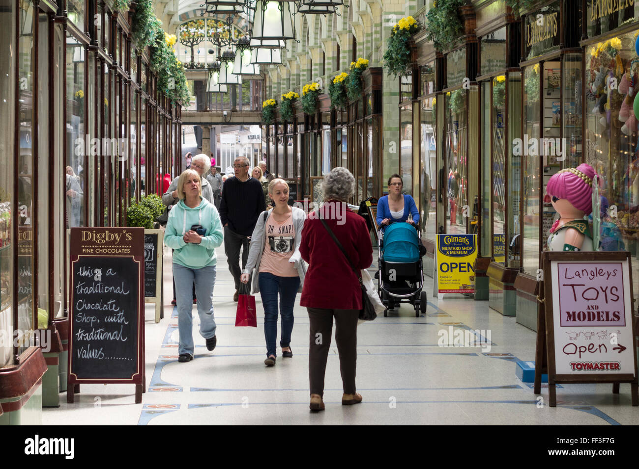 Innenraum der Royal Arcade, Norwich, Norfolk, Großbritannien Stockfoto