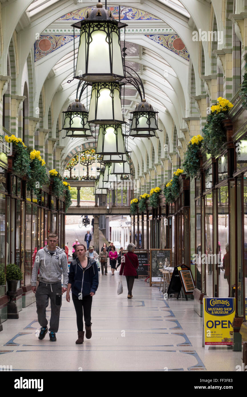 Innenraum der Royal Arcade, Norwich, Norfolk, Großbritannien Stockfoto