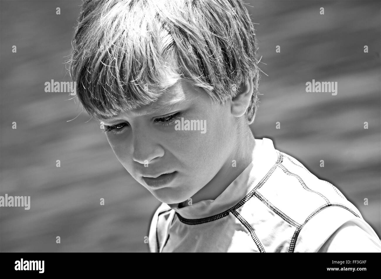 Ein kleiner Junge mit nachdenklichen Ausdruck in schwarz / weiß. Stockfoto
