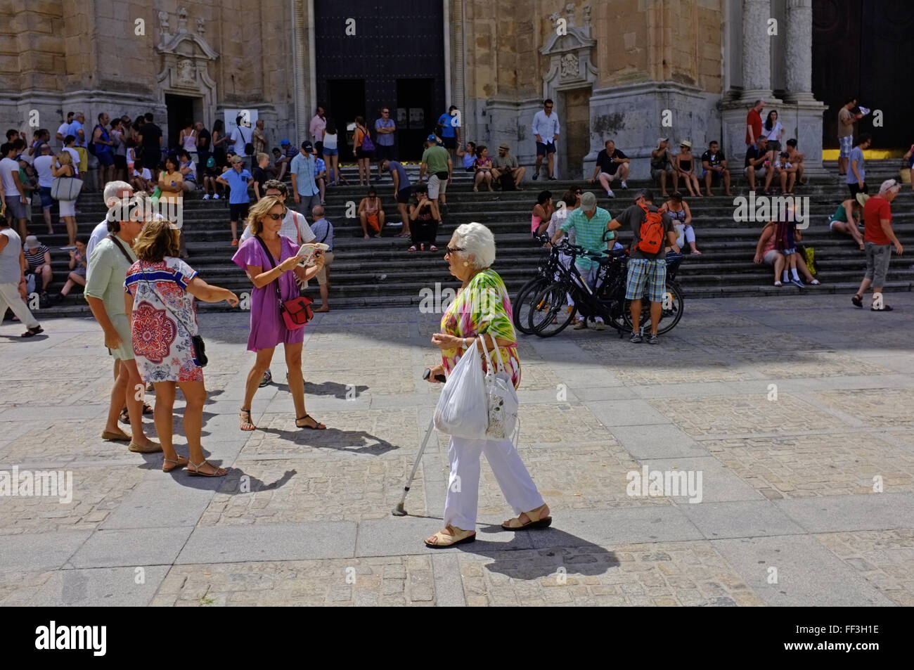 Ein spanischer Rentner geht über den Stadtplatz in Cadiz, Spanien. Stockfoto